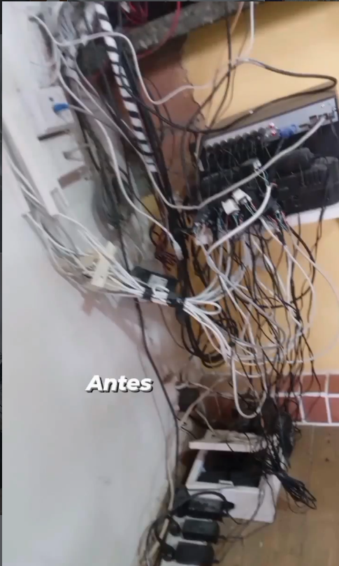 Estado inicial de cableado desorganizado - Antes del Soporte Técnico